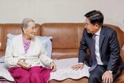 백세 어르신 얼굴 활짝... 마포구 '장수축하금' 개시