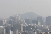 숨이 막힌다…황사·미세먼지·한파 ‘삼중 공습’