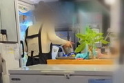 넘친 맥주 모아 손님 잔에 줘도 