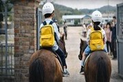 신입생 단 두 명…말 타고 들어온 특별한 입학식